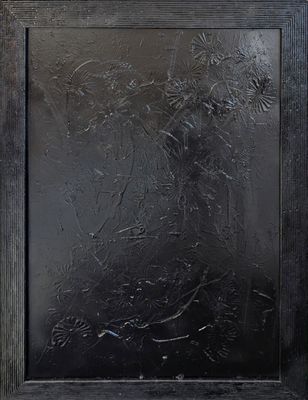 tableau représentant une femme avec des fleurs dans un vase sur fond noir