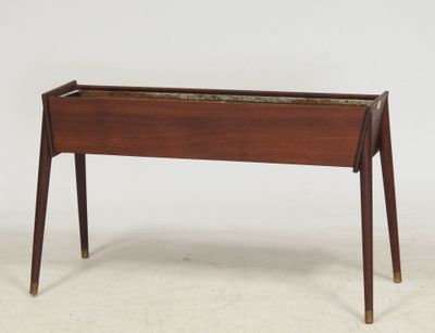 une table en bois sur laquelle est posée une jardinière