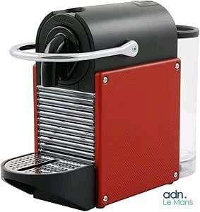 une image représentant une machine à café rouge et noire avec une tasse