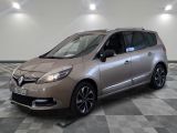 la voiture argentée est garée sur un sol en damier dans le garage