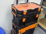 trois boîtes noires et orange empilées les unes sur les autres