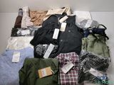 un tas de vêtements posés sur une table