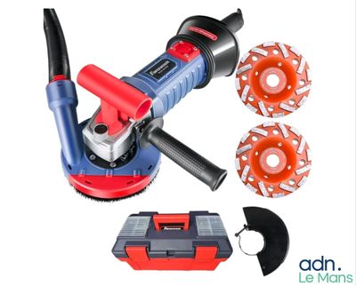 un gros plan sur une meuleuse électrique rouge et bleue et des outils