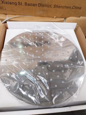 une boîte contenant une pizza emballée dans du film plastique