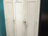 un vieux casier blanc dans un coin de la pièce
