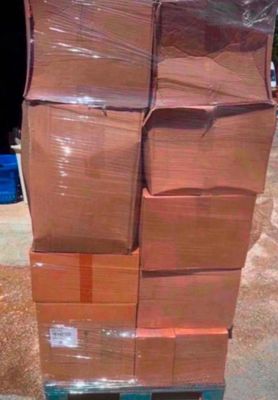 une grande pile de cartons posée sur une palette
