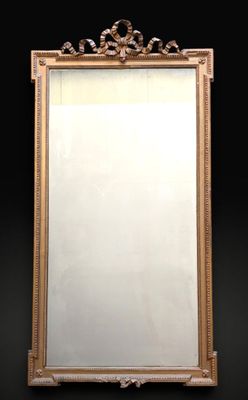 Miroir en bois sculpté et doré, fronton stuqué et doré à mot…