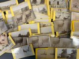 beaucoup de vieilles photos en noir et blanc sur la table