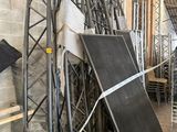 Plusieurs morceaux de métal sont empilés les uns sur les autres dans une pièce