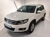 La Volkswagen Tiguan blanche est garée dans une pièce blanche.