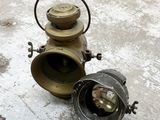 une vieille lampe posée par terre