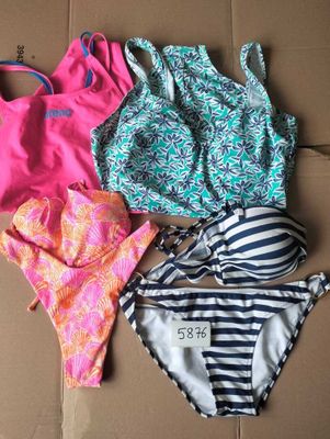 un lot de maillots de bain disposés sur une boîte en carton