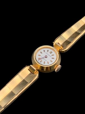 une image d'un gros plan d'une montre-bracelet sur un fond noir