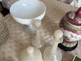 une table sur laquelle se trouvent un bol, des vases et d'autres objets