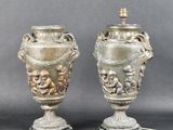 paire de vases anciens en argent reposant sur des socles en marbre, ornés de chérubins
