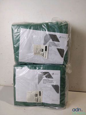 deux sacs de serviettes vertes posés l'un sur l'autre