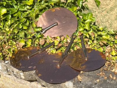 un objet métallique posé sur un rocher