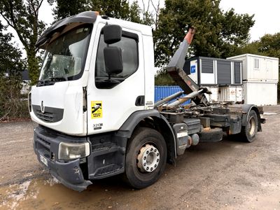 un camion blanc avec une grue à l'arrière