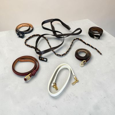 plusieurs types de bracelets en cuir posés sur un fond blanc