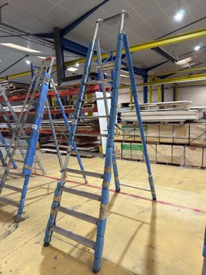 many ladders that are sitting in the middle of a room