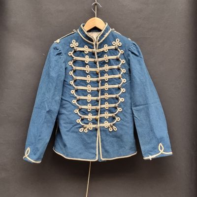 une vieille veste militaire bleue suspendue à un cintre accroché au mur