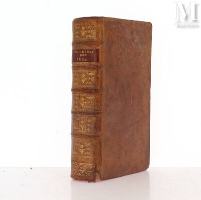 un vieux livre posé sur une table blanche