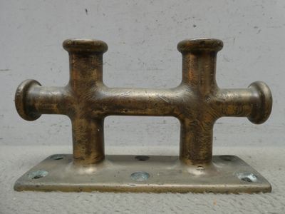 un objet métallique qui ressemble à une croix, posé par terre