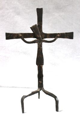 une croix faite d'une branche d'arbre posée sur un socle