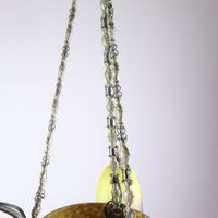 Lustre à monture en bronze doré/laiton, retenant un obus et … (photo 3)