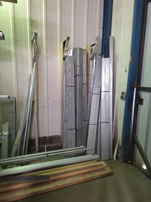 de nombreux morceaux de bois empilés dans une pièce