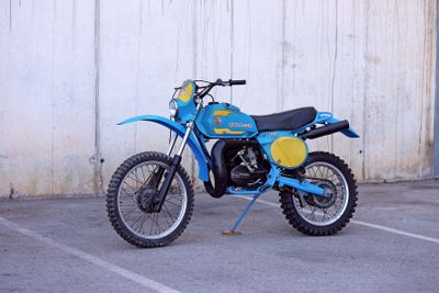 une moto tout-terrain bleue et jaune garée sur un parking