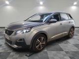 la voiture argentée est garée dans le garage sur un sol en damier