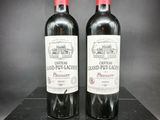 deux bouteilles de vin rouge posées sur une table noire