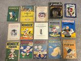 Plusieurs livres sont posés par terre.