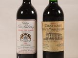 deux bouteilles de vin posées l'une à côté de l'autre sur une table