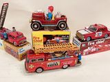 On voit sur cette photo de nombreux types différents de camions de pompiers miniatures.