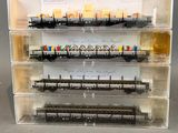 une petite vitrine sur laquelle est posé un circuit de train
