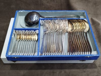 une boîte bleue contenant de l'argenterie, posée sur une table