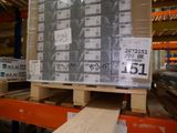 une palette chargée de nombreux cartons dans un entrepôt