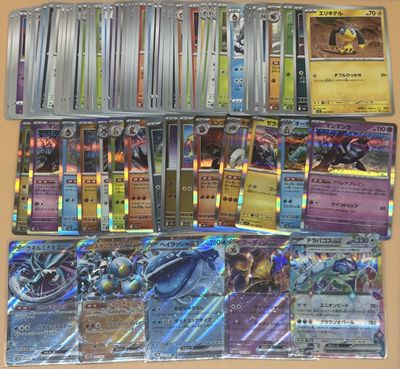 beaucoup de cartes pokemon sur la table