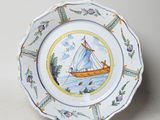 une assiette avec l'image d'un bateau