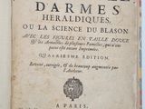 un livre ouvert avec l'image d'un oiseau sur sa couverture