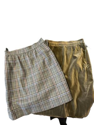 un pantalon pour homme sur fond blanc, avec une paire de ciseaux au premier plan
