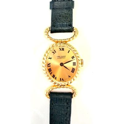 une image d'un gros plan d'une montre-bracelet avec des chiffres romains