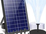 un gros plan d'une fontaine à énergie solaire d'où jaillit de l'eau