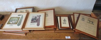 un grand nombre de photos encadrées sur une table dans une pièce