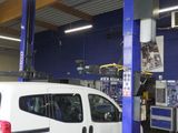 une camionnette blanche garée dans un garage