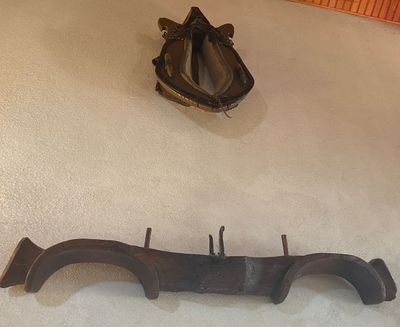 deux paires de chaussures accrochées au mur à côté d'une paire de chaussures