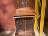 une étagère en bois sur laquelle est posée une horloge