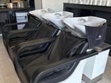 une rangée de chaises dans un salon, équipées de lavabos